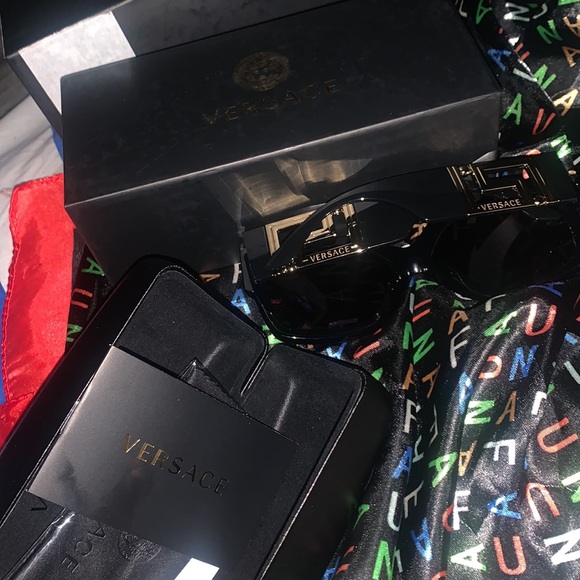 BRAND NEW VERSACE Sunglasses. Never Worn.
Includes Original Case/Cleaning Cloth.